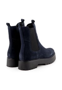 Stivali Chelsea in suede blu navy con pannelli laterali elastici, suole in gomma nera piatta e linguette per indossarli facilmente. Dettaglio testurizzato sui pannelli.