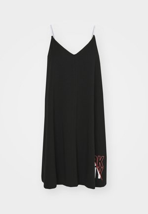 Černé bezramenné šaty s výstřihem ve tvaru V, mají volný střih a odvážný červený grafický design na dolní pravé straně. Hladká textura.