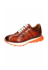 Deportiva de cuero en marrón cálido con cordones blancos, que presenta detalles perforados y una suela de goma naranja texturizada para mayor agarre.