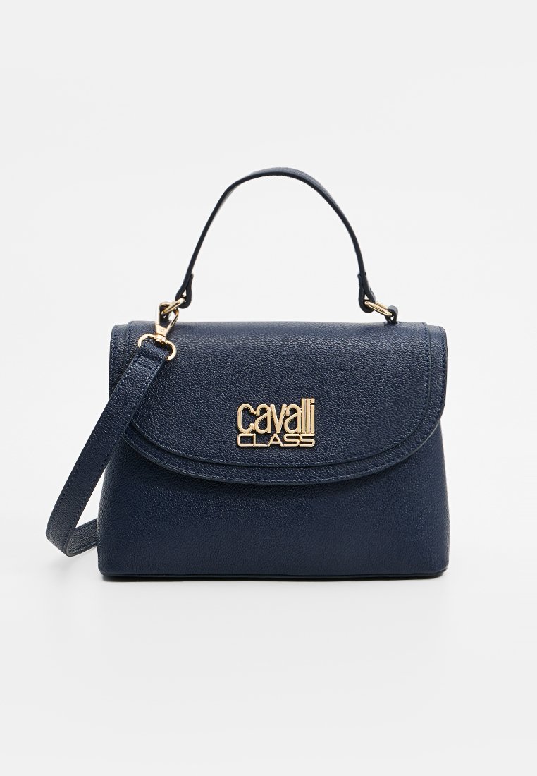 Sac à main structuré bleu marine en matériau texturé, avec un fermoir à rabat et un logo doré. Comprend une poignée supérieure et une bandoulière.