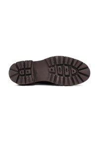 Suela de goma marrón con surcos profundos, presenta ranuras de flexión y un patrón texturizado para mayor tracción. Talón reforzado con detalle del logo de la marca.