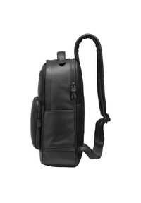 Czarny skórzany plecak z zamkiem błyskawicznym, teksturowanym bocznym panelem, regulowanymi paskami oraz przednią kieszenią na przechowywanie.