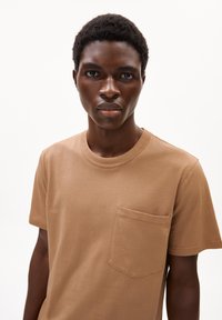 ARMEDANGELS MAARKOS  - T-Shirt basic - pale umber