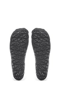 Dunkelgraue Socken mit strukturiertem Grip-Muster an den Sohlen, ausgestattet mit einem geometrischen Design. Das Material wirkt weich und atmungsaktiv.