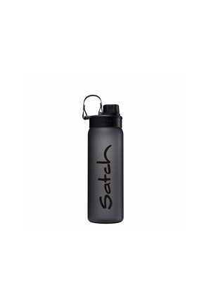 Schwarze matte Wasserflasche mit breiter zylindrischer Form, einem schraubbaren schwarzen Deckel und einem Schlaufenhenkel. Enthält das auffällige "Satch"-Logo.