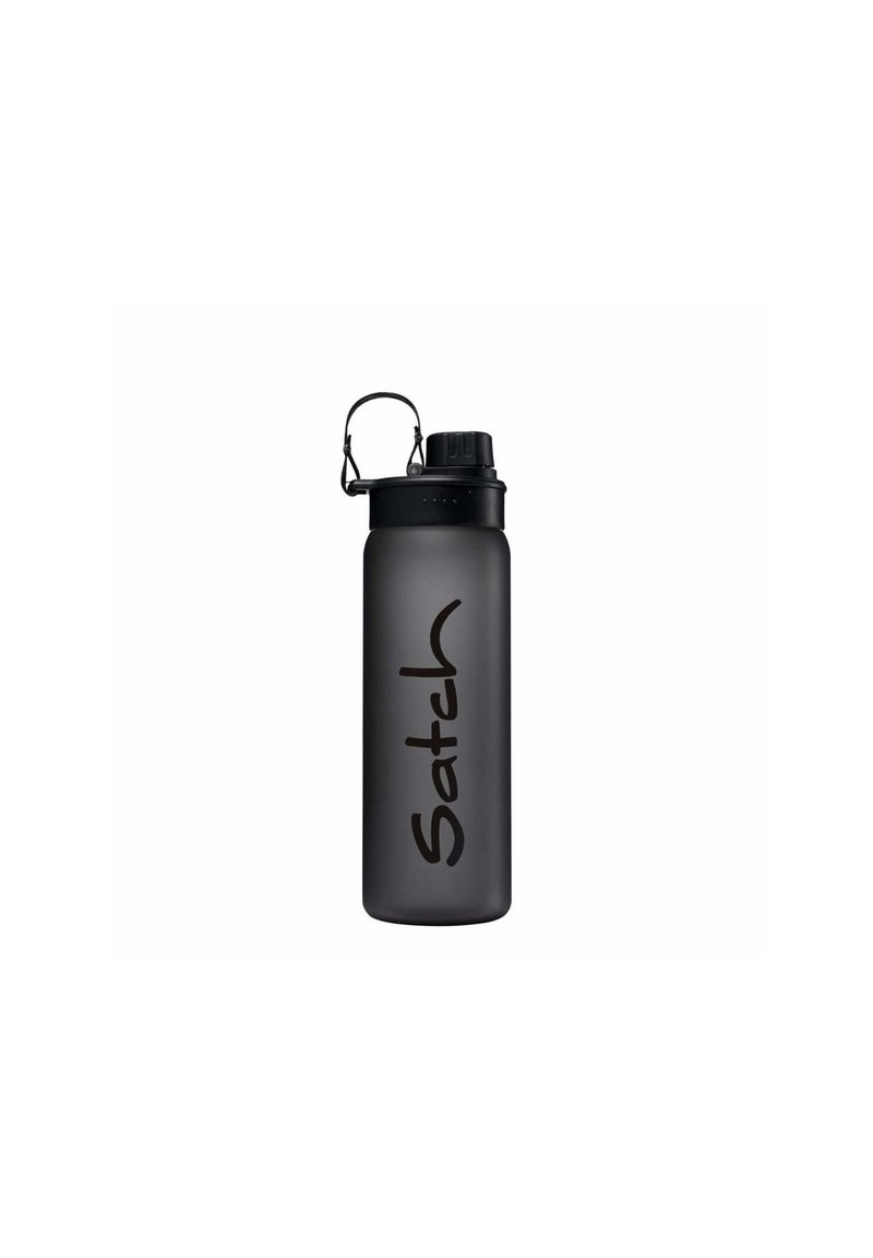 Schwarze matte Wasserflasche mit breiter zylindrischer Form, einem schraubbaren schwarzen Deckel und einem Schlaufenhenkel. Enthält das auffällige "Satch"-Logo.