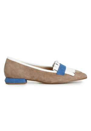 Braune Wildleder-Ballerinas mit spitzem Fuß, weißen Akzenten und einem blauen Detail. Sie verfügen über einen dekorativen Fransenbesatz an der Vorderseite und einen flachen Absatz.