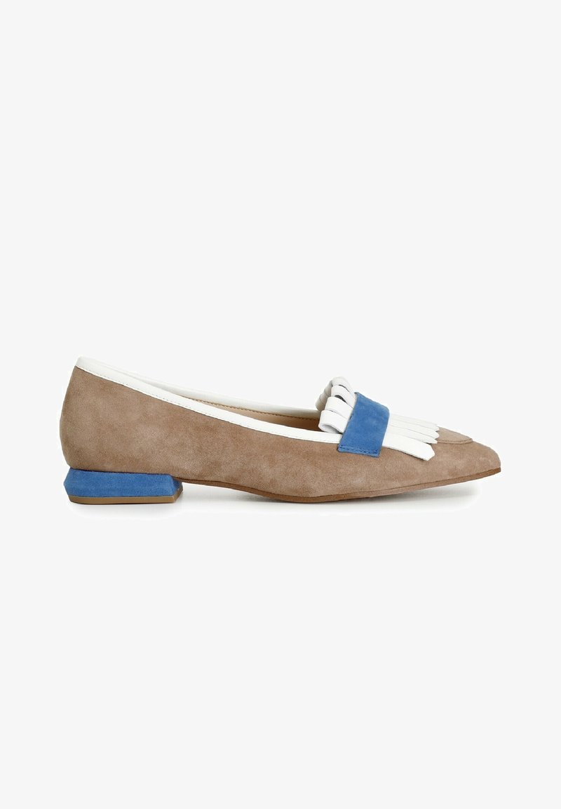 Ballerines en daim marron avec un bout pointu, une bordure blanche et un accent bleu. Présentent un détail à franges décoratives à l'avant et un talon bas.