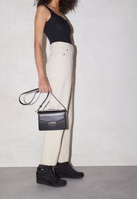 Anna Field Taška s příčným popruhem - black