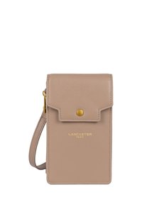 Étui pour téléphone en cuir beige clair avec rabat, fermoir en or, logo embossé sur la face avant et une bandoulière réglable.