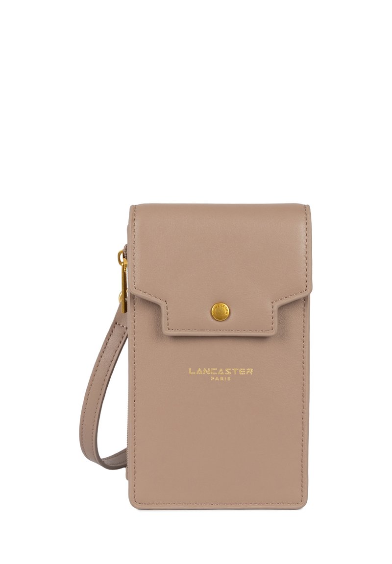 Étui pour téléphone en cuir beige clair avec rabat, fermoir en or, logo embossé sur la face avant et une bandoulière réglable.