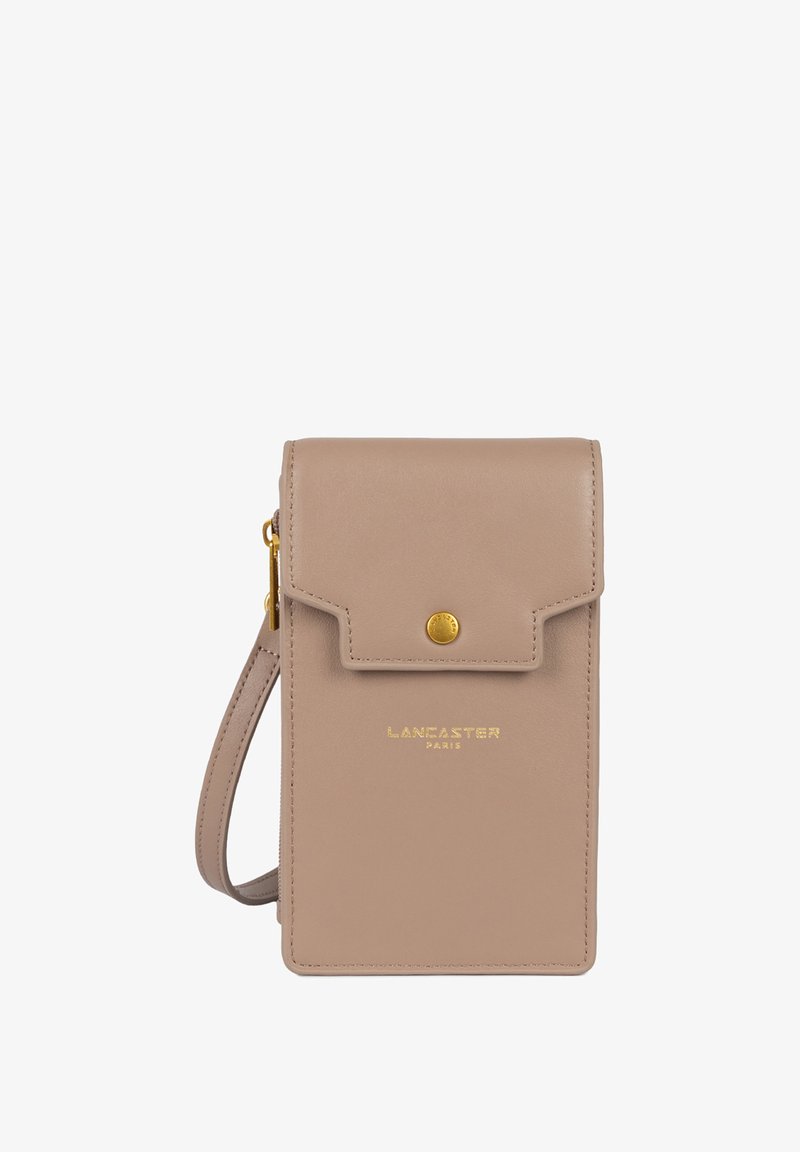 Étui pour téléphone en cuir beige clair avec rabat, fermoir en or, logo embossé sur la face avant et une bandoulière réglable.