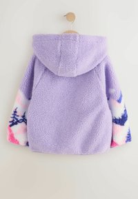 Hanorac din fleece violet cu o textură moale. Dispune de glugă și mâneci lungi, împodobit cu modele de munți roz și bleumarin pe mâneci.