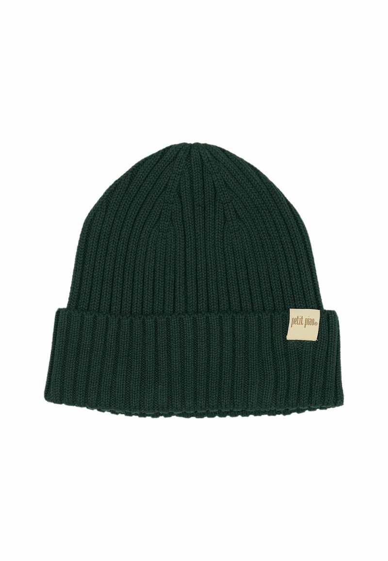 Bonnet en tricot vert avec une texture côtelée, présentant un revers replié et une petite étiquette de marque beige sur le côté.
