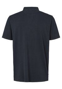 Granatowa koszulka polo z krótkim rękawem, z płaskim kołnierzem, prostą linią i gładką fakturą. Zawiera przeszycia wzdłuż krawędzi.