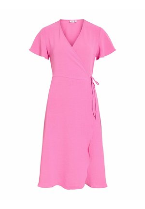 Kratka, jarko ružičasta haljina na preklop s V-izrezom i bočnim vezanjem, duljine do koljena, izrađena od lagane teksturirane tkanine.