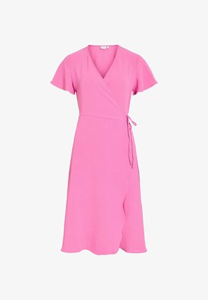 Robe portefeuille rose vif à manches courtes avec col en V et fermeture par lien sur le côté, longueur genou, en tissu léger texturé.