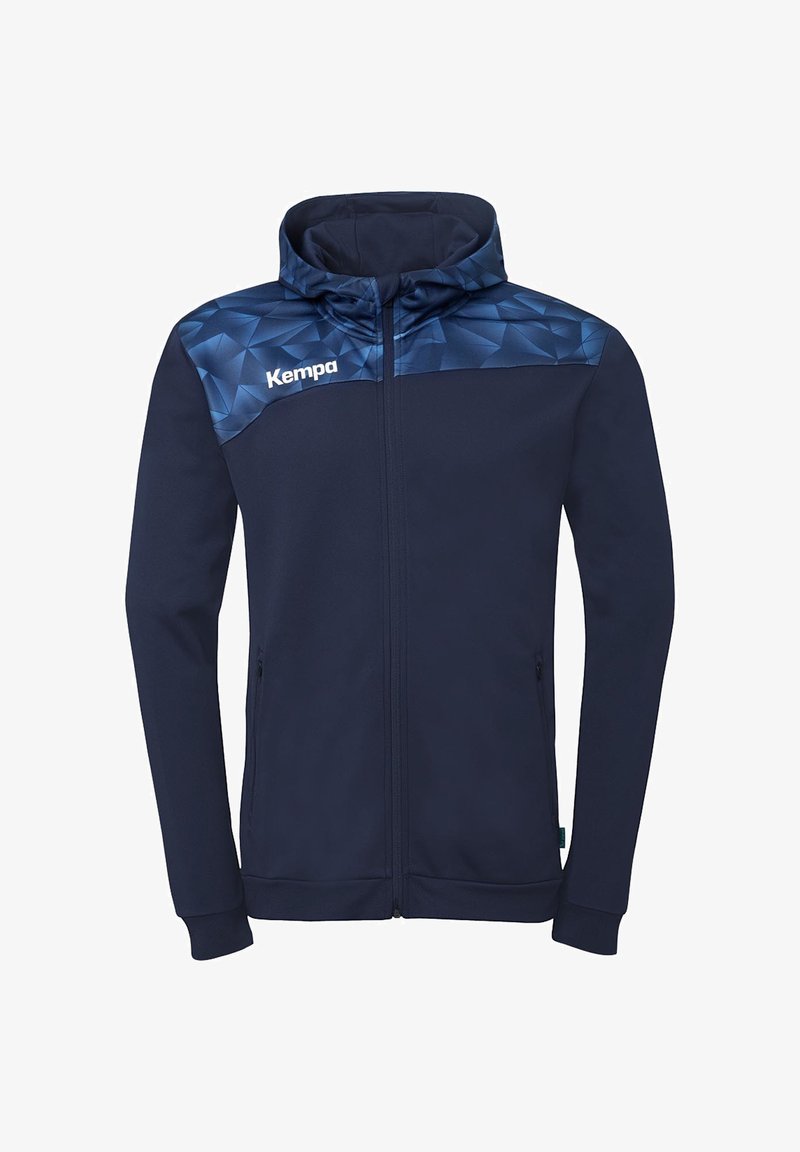 Sweat à capuche zippé bleu marine avec un yoke à motif géométrique en nuances de bleu et le logo "Kempa" sur le côté gauche de la poitrine.