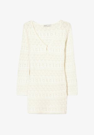 Stickad tröja i off-white med V-ringning, 3/4-långa ärmar och mönstrad textur med geometriska mönster och små öppningar genom hela.