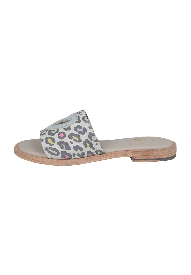 Infradito con stampa leopardata e una fascia larga, sfondo grigio chiaro, dettagli rosa e neri, e suola piatta in legno.