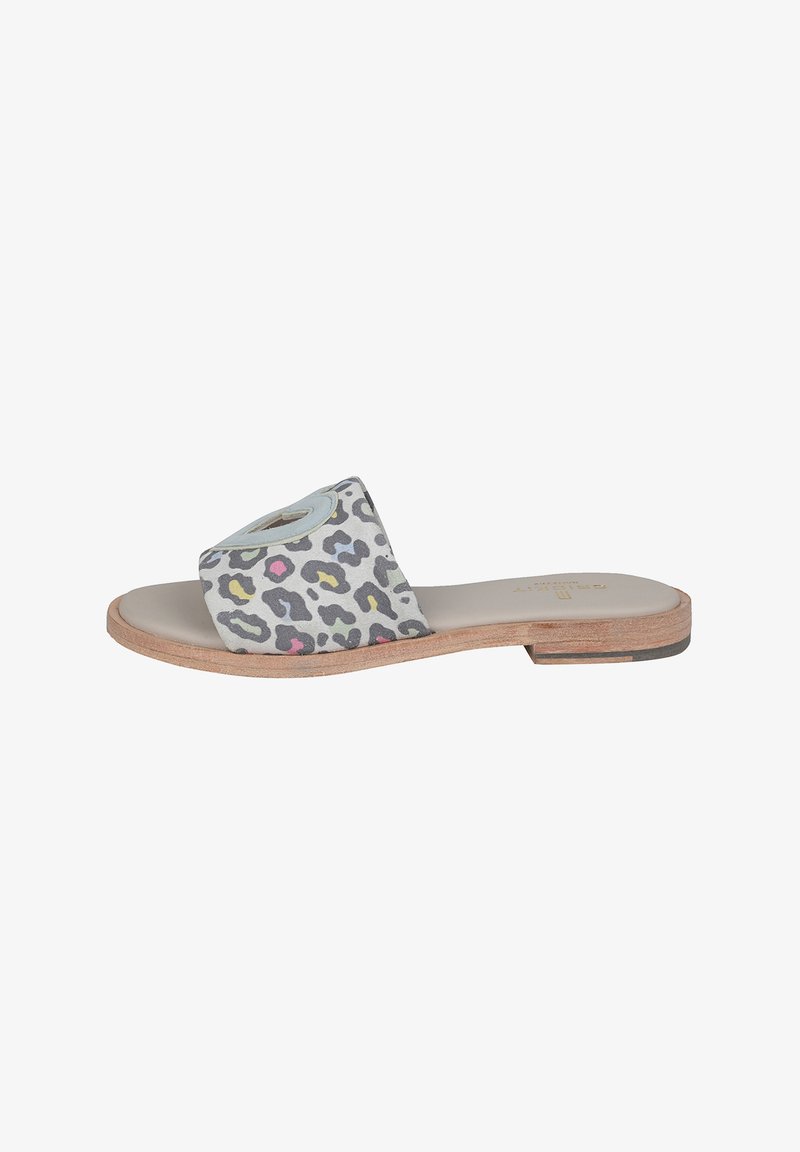 Leopardprint slip-on sandaal met een brede band, lichtgrijze achtergrond, roze en zwarte accenten, en een platte houten zool.