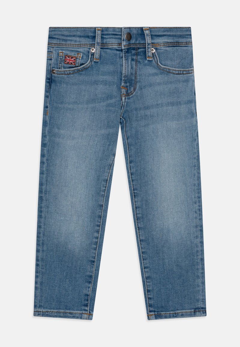 Jean en denim bleu clair avec jambes droites, cinq poches, bouton en métal, braguette zippée et petit drapeau Union Jack sur la poche avant droite.