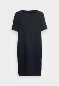 Černé lněné šaty ke kolenům s krátkými rukávy a kulatým výstřihem, vystavené na jednobarevném bílém pozadí.