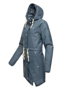 Abrigo a medio largo impermeable en azul apagado, con capucha ajustable, toggles beige, bolsillos laterales y un forro interior estampado.