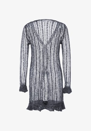 Długi, otwarty kardigan wykonany z przezroczystej przędzy, z pionowymi paskami i falbaniastym dołem. Kolor to ciemnoszary z nierówną teksturą.