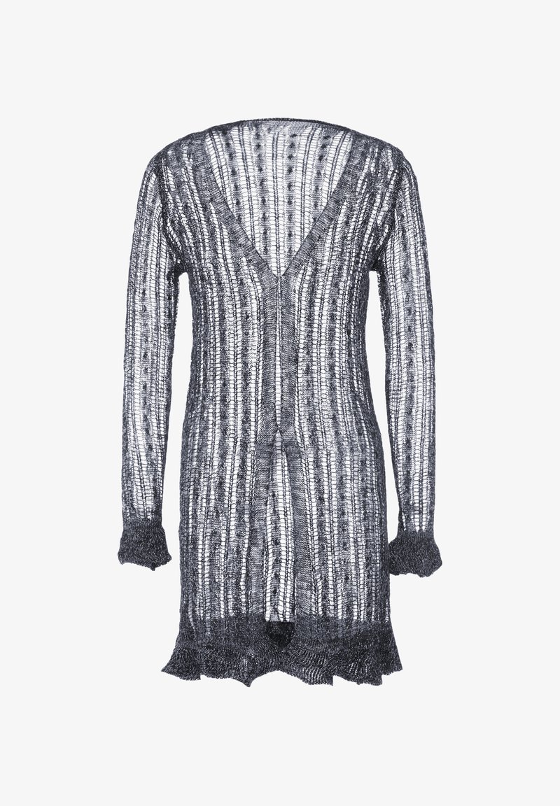 Długi, otwarty kardigan wykonany z przezroczystej przędzy, z pionowymi paskami i falbaniastym dołem. Kolor to ciemnoszary z nierówną teksturą.