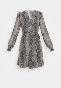 Langärmliges V-Ausschnitt-Wickelkleid mit Rüschensaum und Gürtel, das ein grau-schwarzes Schlangenprint-Muster auf transparenter Stoff zeigt.