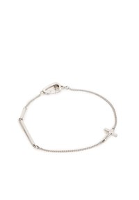 Pulsera de plata con una cadena texturizada, colgantes de barra y cruz. La cadena es fina y delicada, con un cierre seguro.