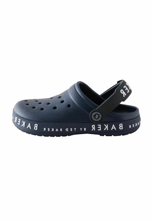 Marineblauer Clog mit Belüftungslöchern, Gummimaterial, verstellbarem Fersenriemen und weißem Logodesign entlang der Sohle.