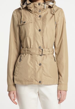 Beige voděodolná bunda s páskem v pase, bočními kapsami na zip, knoflíkovým zapínáním a nastavitelnou kapucí se šňůrkami. Hladký povrch.