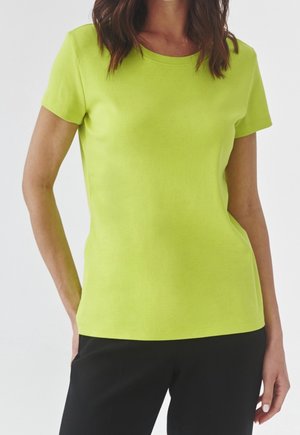 Camiseta de manga corta y cuello redondo en un vibrante verde lima, confeccionada en una suave tela de algodón, con silueta ajustada y diseño liso sin patrones.