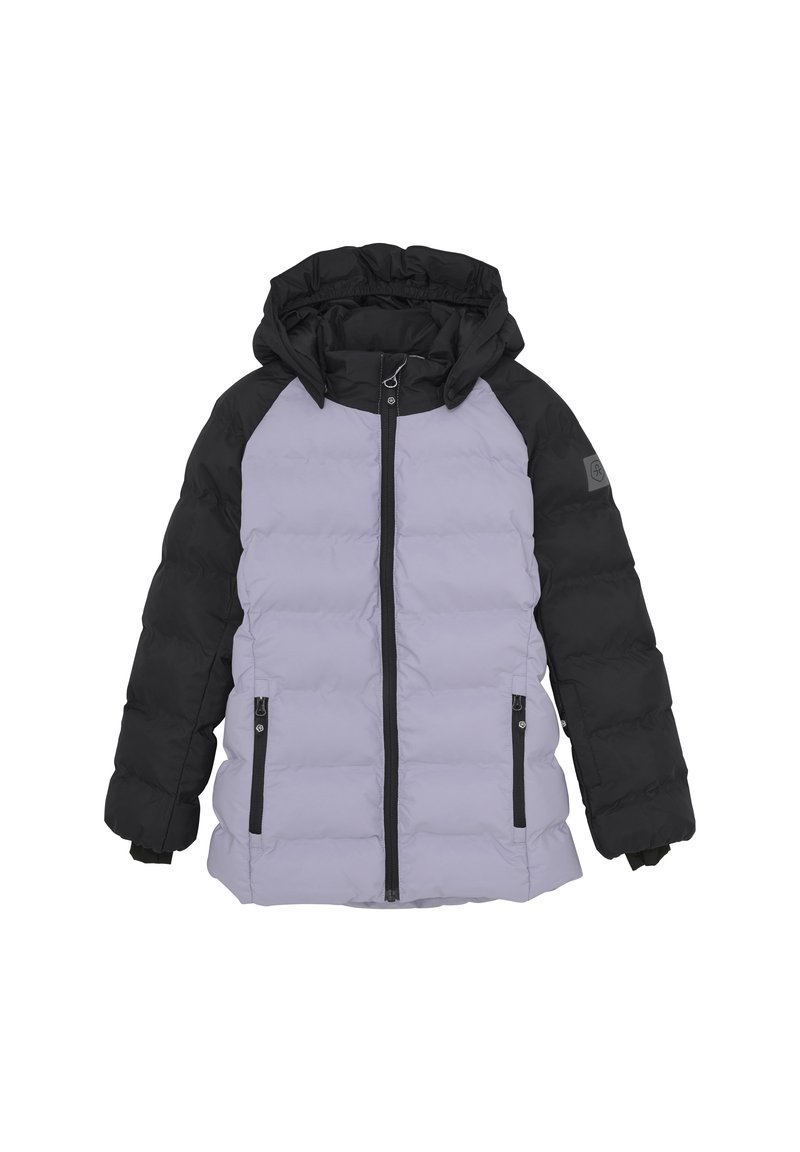 Vadderad jacka med lila fram och svarta ärmar, med huva, dragkedjor och två sidofickor. Slät textur och lätt design.