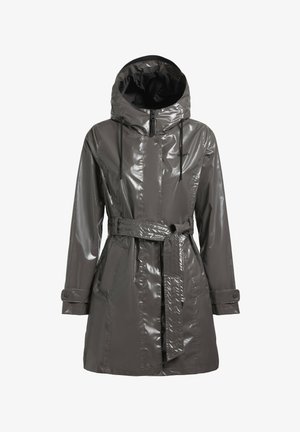 Impermeable gris brillante con capucha, cintura ceñida con cinturón, cremallera frontal y botones a presión en los puños. Cuenta con una textura suave y reflectante.