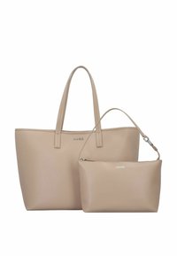 Sac fourre-tout en cuir beige avec deux poignées, accompagné d'une pochette plus petite. Les deux présentent un logo gaufré et une texture lisse, conçus pour être polyvalents.