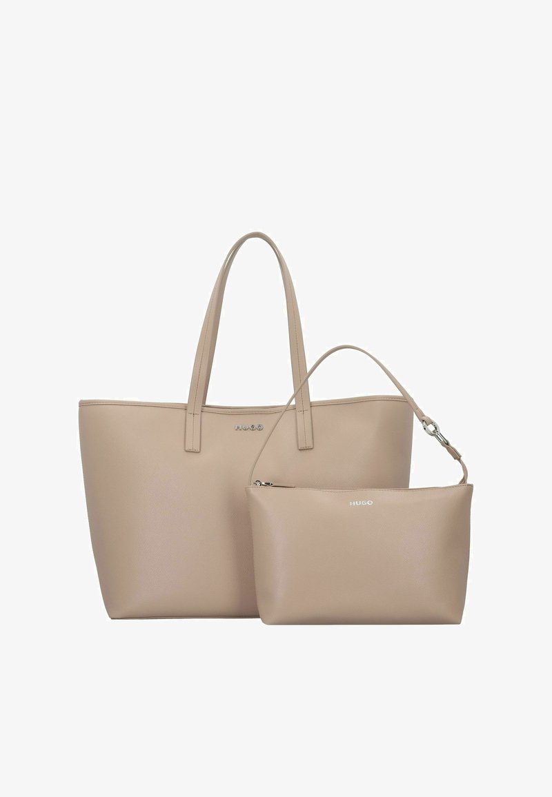 Sac fourre-tout en cuir beige avec deux poignées, accompagné d'une pochette plus petite. Les deux présentent un logo gaufré et une texture lisse, conçus pour être polyvalents.