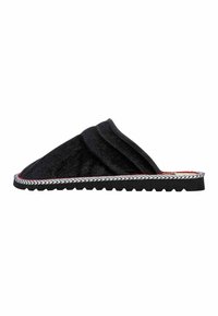 Schwarzer Slipper mit einem strukturierten Stoffobermaterial, gewelltem Design und kontrastierender weißer und roter gestitchter Sohle mit Zickzackmuster.