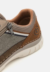 Brune og grå joggesko med mesh-stoff, en sidelukking, brune detaljer og hvite sømmer på en teksturert gummisåle.