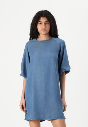 ONLPEMA PUFF SLEEVE MIDI DRESS - Robe en jean - medium blue denim