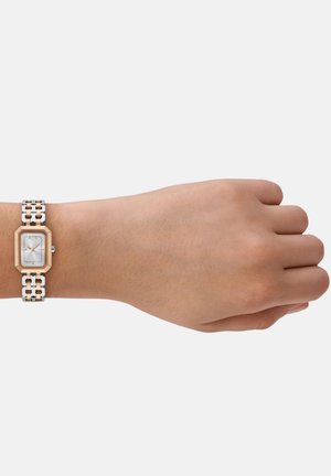 Srebrn in rožnato zlati pravokotna ura z belo številčnico. Metalni povezovalni trak, ki vsebuje izmenične sekcije poliranih povezav in brušenih naglasov.