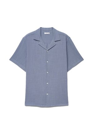 Camicia azzurro chiaro a maniche corte con colletto alla coreana, cinque bottoni bianchi e vestibilità comoda, mostrata stesa su uno sfondo bianco.