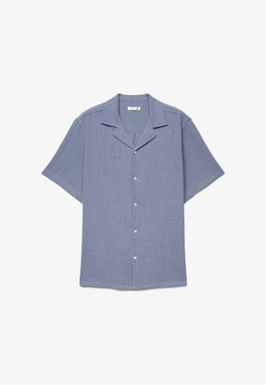 Camicia azzurro chiaro a maniche corte con colletto alla coreana, cinque bottoni bianchi e vestibilità comoda, mostrata stesa su uno sfondo bianco.
