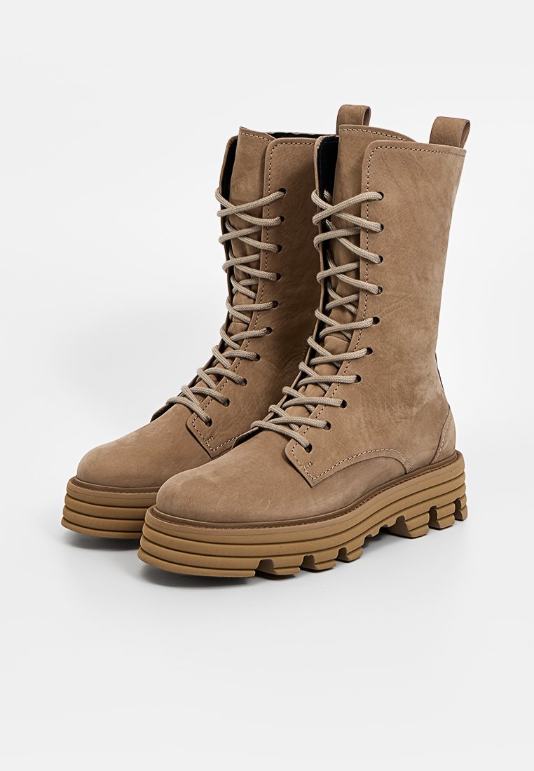 Botas con cordones