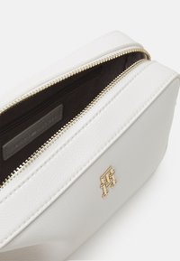 Tommy Hilfiger ESSENTIAL CAMERA BAG  - Borsa a tracolla - ecru