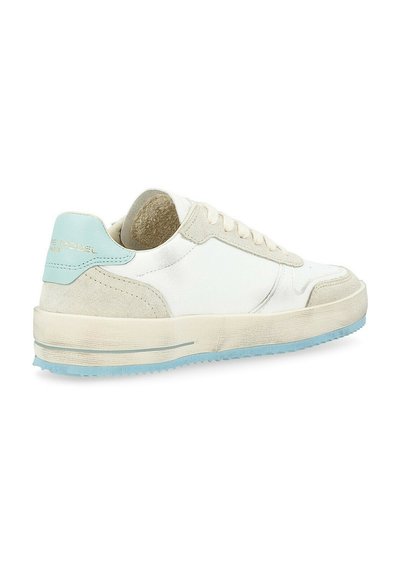 Białe skórzane i zamszowe sneakersy z jasnoniebieskim akcentem na pięcie, teksturowaną podeszwą środkową i przezroczystą gumową podeszwą.