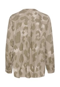 Camisa de manga larga beige con un sutil estampado de leopardo en verde oliva. Puños doblados y un diseño recto en la parte posterior con una costura central.