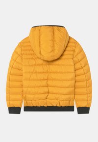 Chaqueta acolchada amarilla con capucha, con un patrón de acolchado horizontal y puños elásticos negros en el dobladillo y las mangas.